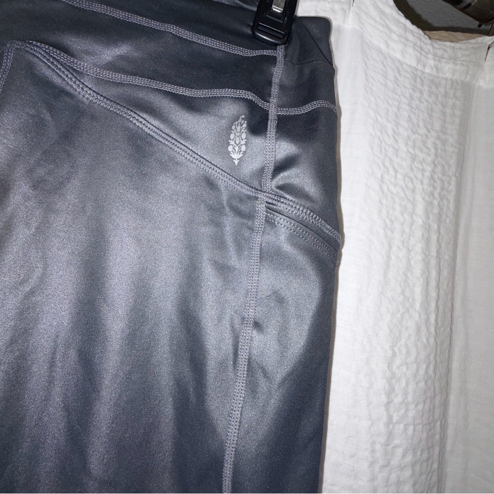 Free People Movement In My Orbit Grey Leggings Pockets size Medium - Picture 5 of 8